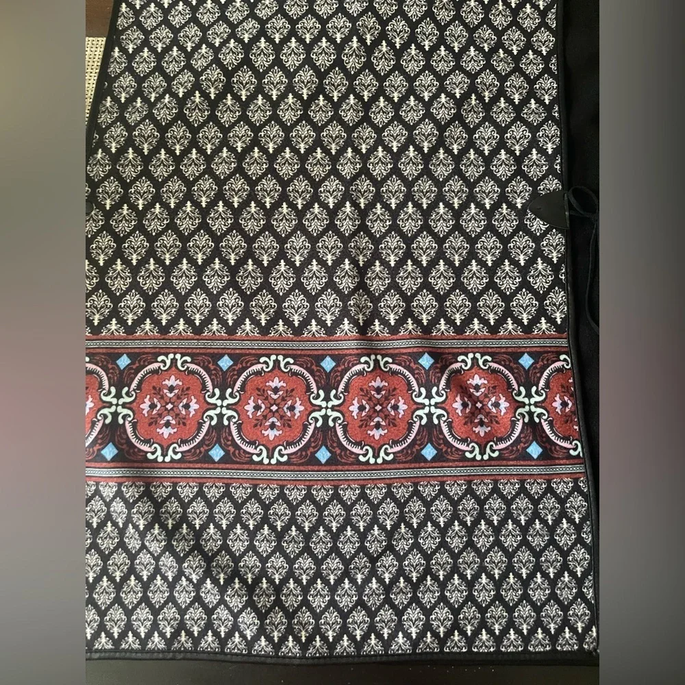 Elegant Black and Red Patterned Poncho - Picture 4 of 13